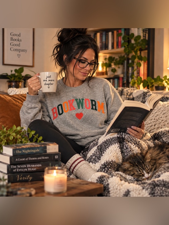 Unknown Tops - Bookworm Graphic Sweatshirt Gray Crewneck Size L – Cozy Reader Pullover